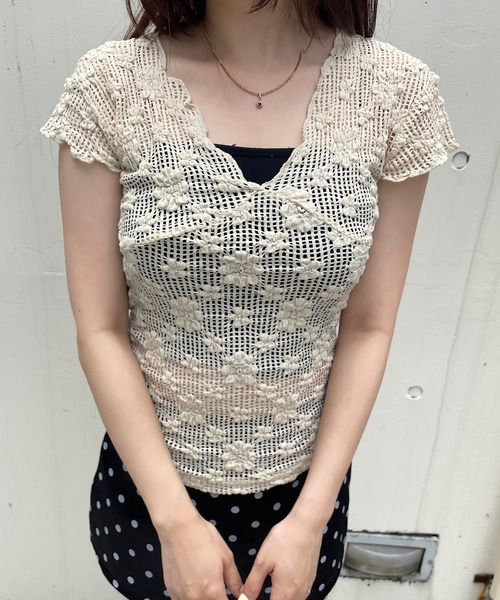 ROGER AND RAW(ロジャーアンドロウ)の「フラワー クロシェVネック半袖トップス(Tシャツ/カットソー・レディース・ホワイト/ブラック/ベージュ・FREE)」の17枚目の写真
