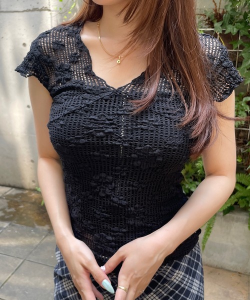 ROGER AND RAW(ロジャーアンドロウ)の「フラワー クロシェVネック半袖トップス(Tシャツ/カットソー・レディース・ホワイト/ブラック/ベージュ・FREE)」の6枚目の写真