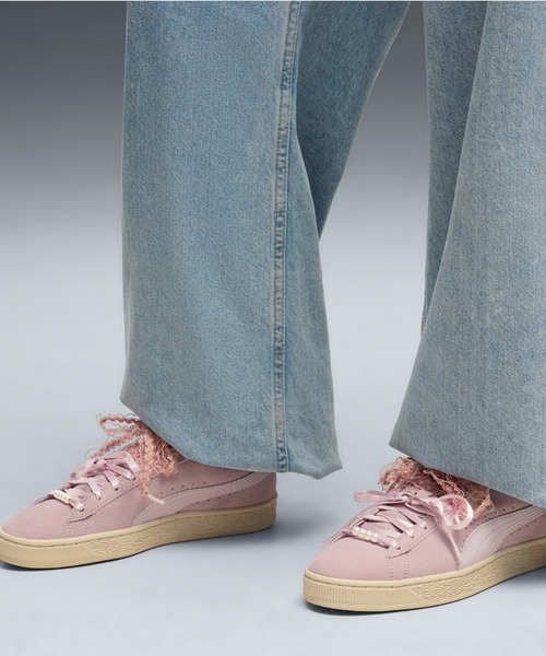 PUMA(プーマ)の「PUMA プーマ ウィメンズ スウェード ブルーム スニーカー(スニーカー・レディース・アイボリー/ブラック×グレー/スモークピンク・25.5cm/25.0cm/24.5cm/24.0cm/26.0cm/22.0cm/22.5cm/23.5cm/23.0cm)」の3枚目の写真