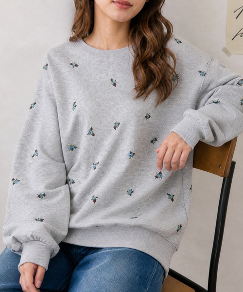 MONO-MART(モノマート)の「小花柄刺繍 オーバーサイズ 裏起毛スウェットプルオーバー(スウェット・レディース・ブラウン/ネイビー/スミクロ/アイボリー/杢グレー・M/L)」の3枚目の写真