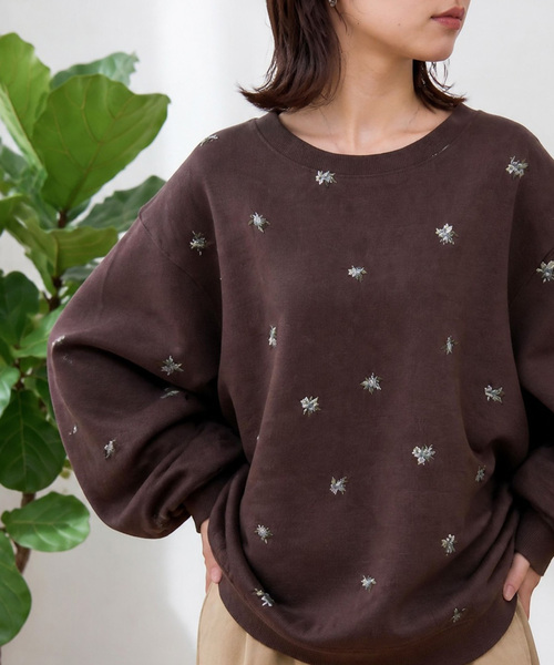 MONO-MART(モノマート)の「小花柄刺繍 オーバーサイズ 裏起毛スウェットプルオーバー(スウェット・レディース・ブラウン/ネイビー/スミクロ/アイボリー/杢グレー・M/L)」の4枚目の写真