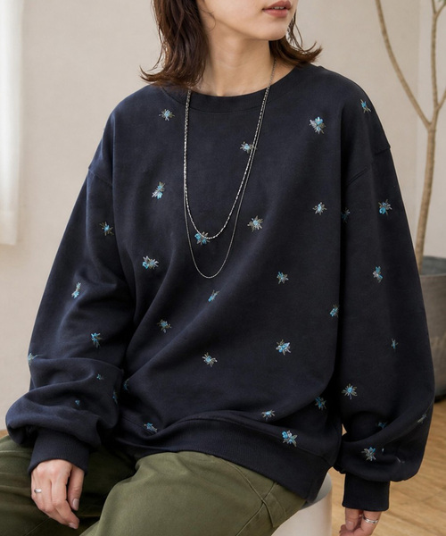 MONO-MART(モノマート)の「小花柄刺繍 オーバーサイズ 裏起毛スウェットプルオーバー(スウェット・レディース・ブラウン/ネイビー/スミクロ/アイボリー/杢グレー・M/L)」の1枚目の写真