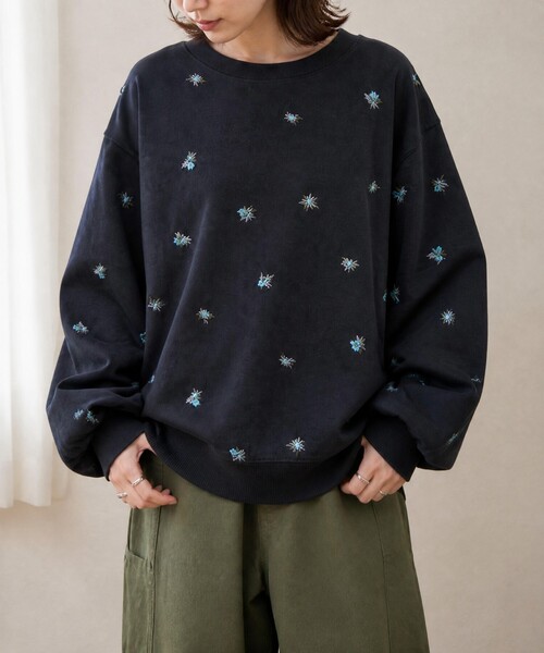 MONO-MART(モノマート)の「小花柄刺繍 オーバーサイズ 裏起毛スウェットプルオーバー(スウェット・レディース・ブラウン/ネイビー/スミクロ/アイボリー/杢グレー・M/L)」の6枚目の写真