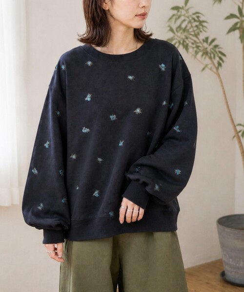MONO-MART(モノマート)の「小花柄刺繍 オーバーサイズ 裏起毛スウェットプルオーバー(スウェット・レディース・ブラウン/ネイビー/スミクロ/アイボリー/杢グレー・M/L)」の7枚目の写真