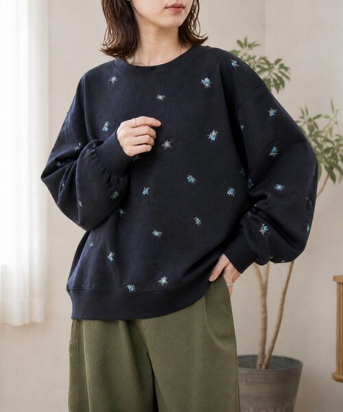 MONO-MART(モノマート)の「小花柄刺繍 オーバーサイズ 裏起毛スウェットプルオーバー(スウェット・レディース・ブラウン/ネイビー/スミクロ/アイボリー/杢グレー・M/L)」の9枚目の写真