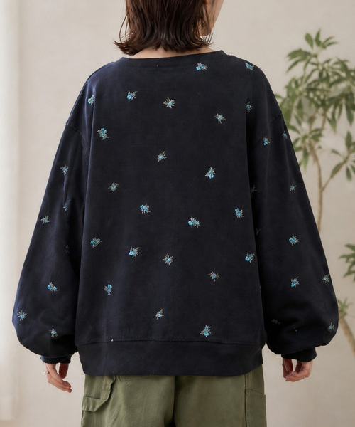 MONO-MART(モノマート)の「小花柄刺繍 オーバーサイズ 裏起毛スウェットプルオーバー(スウェット・レディース・ブラウン/ネイビー/スミクロ/アイボリー/杢グレー・M/L)」の10枚目の写真