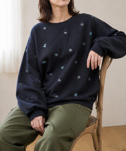 MONO-MART(モノマート)の「小花柄刺繍 オーバーサイズ 裏起毛スウェットプルオーバー(スウェット・レディース・ブラウン/ネイビー/スミクロ/アイボリー/杢グレー・M/L)」の13枚目の写真