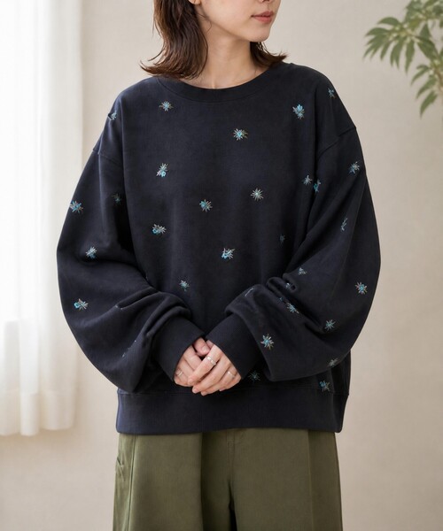 MONO-MART(モノマート)の「小花柄刺繍 オーバーサイズ 裏起毛スウェットプルオーバー(スウェット・レディース・ブラウン/ネイビー/スミクロ/アイボリー/杢グレー・M/L)」の16枚目の写真