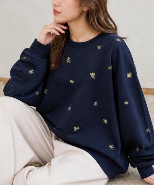 MONO-MART(モノマート)の「小花柄刺繍 オーバーサイズ 裏起毛スウェットプルオーバー(スウェット・レディース・ブラウン/ネイビー/スミクロ/アイボリー/杢グレー・M/L)」の21枚目の写真
