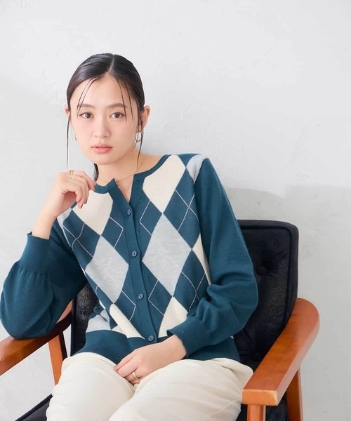 a.v.v(アーヴェヴェ)の「アーガイル柄 ヘンリーネック カーディガン(カーディガン/ボレロ・レディース・ライトグレー/グリーン・39)」の1枚目の写真