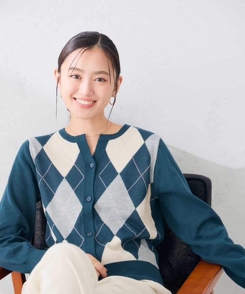 a.v.v(アーヴェヴェ)の「アーガイル柄 ヘンリーネック カーディガン(カーディガン/ボレロ・レディース・ライトグレー/グリーン・39)」の7枚目の写真