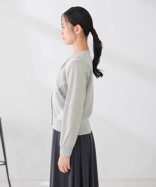 a.v.v(アーヴェヴェ)の「アーガイル柄 ヘンリーネック カーディガン(カーディガン/ボレロ・レディース・ライトグレー/グリーン・39)」の13枚目の写真