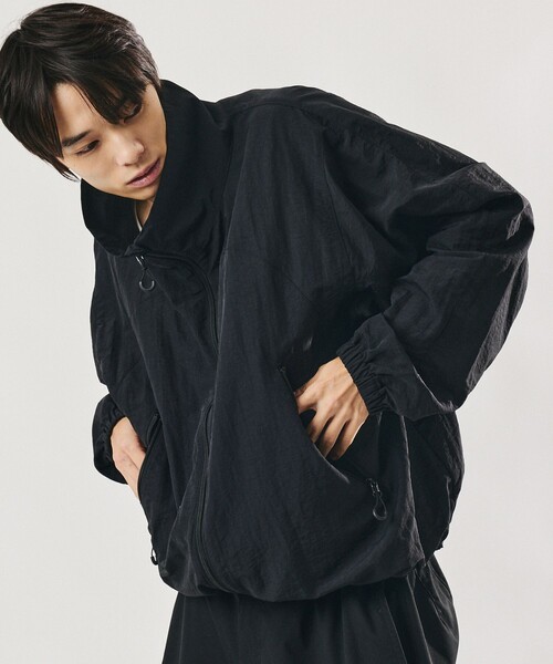 FREAK'S STORE(フリークスストア)の「限定展開 リラックスフィット スタンドカラー ナイロン ジップブルゾン(ブルゾン・メンズ・ネイビー/ライトグレー/ベージュ/ブラック・LARGE/MEDIUM/SMALL)」の2枚目の写真