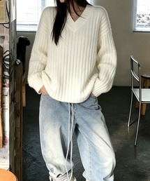縦ラインですっきり魅せる、Vネックワイドリブニット