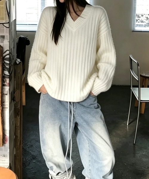 BLoomMe(ブルームミー)の「縦ラインですっきり魅せる、Vネックワイドリブニット(ニット/セーター・レディース・ブラック/オフホワイト/キャメル/ベージュ・M)」の1枚目の写真