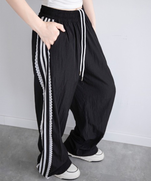 tolene(トレネ)の「トレンドのブロケットコア。レースフリル×ライン ルーズナイロンライクイージーパンツ(その他パンツ・レディース・ブラック/ホワイト・FREE)」の17枚目の写真