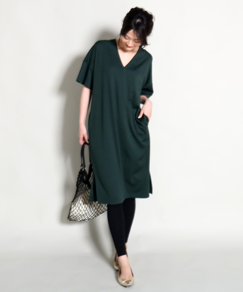 MARLENE JOBERT(マルレーヌ ジョベル)の「Vネックカットワンピース(ワンピース・レディース・ブラック/グリーン/キャメル・M)」の2枚目の写真