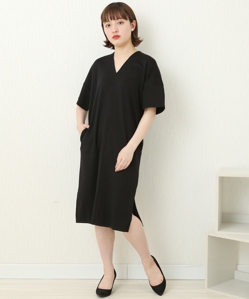 MARLENE JOBERT(マルレーヌ ジョベル)の「Vネックカットワンピース(ワンピース・レディース・ブラック/グリーン/キャメル・M)」の1枚目の写真