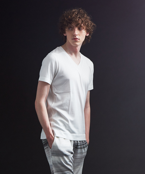 5351 POUR LES HOMMES(ゴーサンゴーイチプールオム)の「シルケットコットンVネックTシャツ(ニット/セーター・メンズ・オフホワイト/ブラック/ブラック系その他・44/46/48/50)」の2枚目の写真