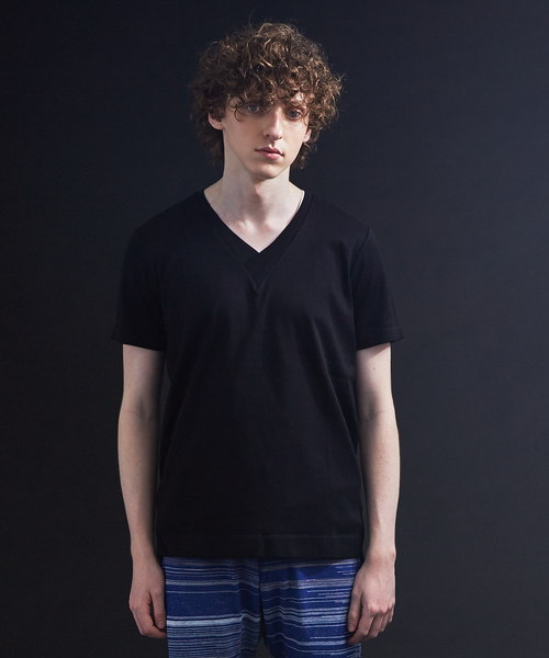 5351 POUR LES HOMMES(ゴーサンゴーイチプールオム)の「シルケットコットンVネックTシャツ(ニット/セーター・メンズ・オフホワイト/ブラック/ブラック系その他・44/46/48/50)」の1枚目の写真