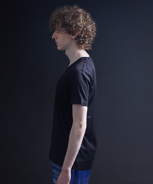 5351 POUR LES HOMMES(ゴーサンゴーイチプールオム)の「シルケットコットンVネックTシャツ(ニット/セーター・メンズ・オフホワイト/ブラック/ブラック系その他・44/46/48/50)」の13枚目の写真