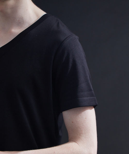 5351 POUR LES HOMMES(ゴーサンゴーイチプールオム)の「シルケットコットンVネックTシャツ(ニット/セーター・メンズ・オフホワイト/ブラック/ブラック系その他・44/46/48/50)」の10枚目の写真