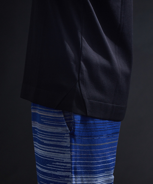 5351 POUR LES HOMMES(ゴーサンゴーイチプールオム)の「シルケットコットンVネックTシャツ(ニット/セーター・メンズ・オフホワイト/ブラック/ブラック系その他・44/46/48/50)」の9枚目の写真