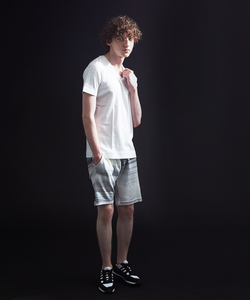 5351 POUR LES HOMMES(ゴーサンゴーイチプールオム)の「シルケットコットンVネックTシャツ(ニット/セーター・メンズ・オフホワイト/ブラック/ブラック系その他・44/46/48/50)」の4枚目の写真