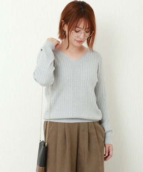 n'ee-ne（ネーネ）の「もちもちVネックニット前中心ケーブルワイドリブ（ニット/セーター・レディース・ブラック/オフホワイト/杢グレー/ベージュ/カーキ/ピンク・M/L）」の4枚目の写真