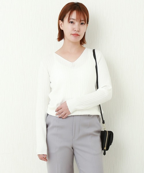 n'ee-ne（ネーネ）の「もちもちVネックニット前中心ケーブルワイドリブ（ニット/セーター・レディース・ブラック/オフホワイト/杢グレー/ベージュ/カーキ/ピンク・M/L）」の2枚目の写真