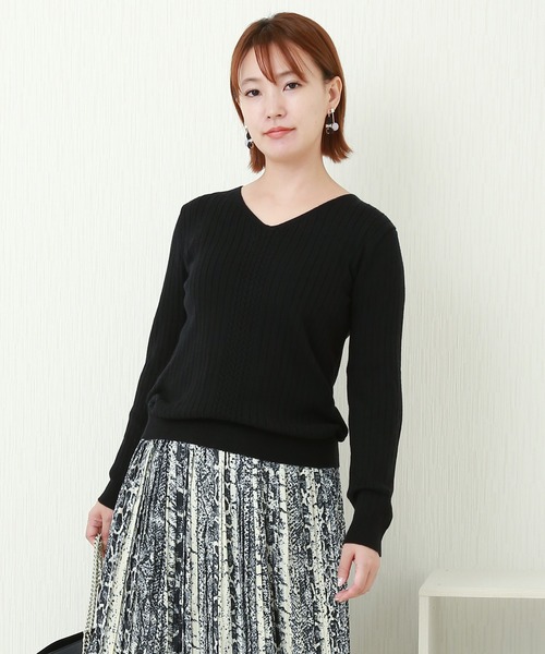 n'ee-ne（ネーネ）の「もちもちVネックニット前中心ケーブルワイドリブ（ニット/セーター・レディース・ブラック/オフホワイト/杢グレー/ベージュ/カーキ/ピンク・M/L）」の3枚目の写真