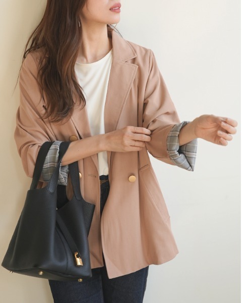 Futier land（フューティアランド）の「BIGダブルテーラードジャケット（テーラードジャケット・レディース・ブラック/ベージュ/ネイビー/ライトピンク/キャメル/ブラック系その他/ブルー系その他/ベージュ系その他・MEDIUM/LARGE）」の4枚目の写真