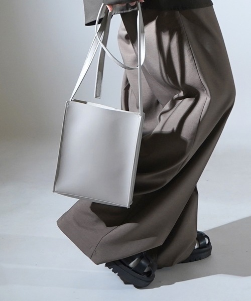 Confirm（コンファーム）の「25SS【新色追加】シンセティックレザー スクエアショルダーバッグ ベルト調節可【Confirm】（ショルダーバッグ・メンズ・ブラウン/ブラック/グレー/サックスブルー/ホワイト・FREE）」の3枚目の写真