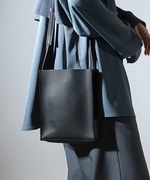 Confirm（コンファーム）の「25SS【新色追加】シンセティックレザー スクエアショルダーバッグ ベルト調節可【Confirm】（ショルダーバッグ・メンズ・ブラウン/ブラック/グレー/サックスブルー/ホワイト・FREE）」の2枚目の写真