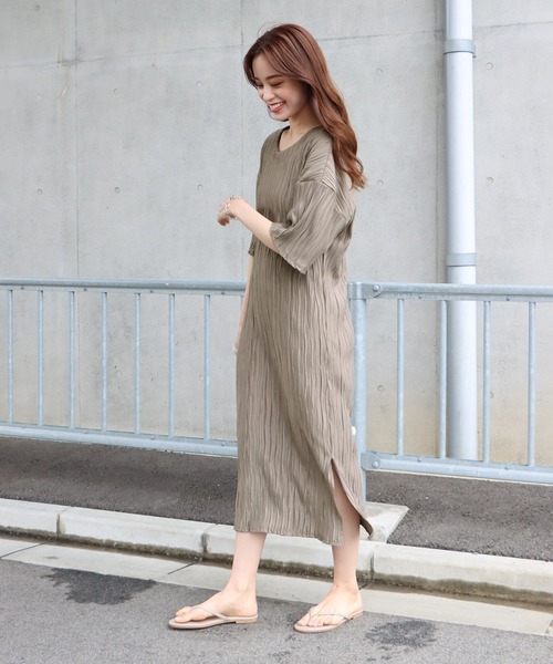 BLUEEAST（ブルーイースト）の「ワッシャープリーツワンピース（ワンピース・レディース・ブルー/ブラック/ピンク/モカ・MEDIUM）」の3枚目の写真