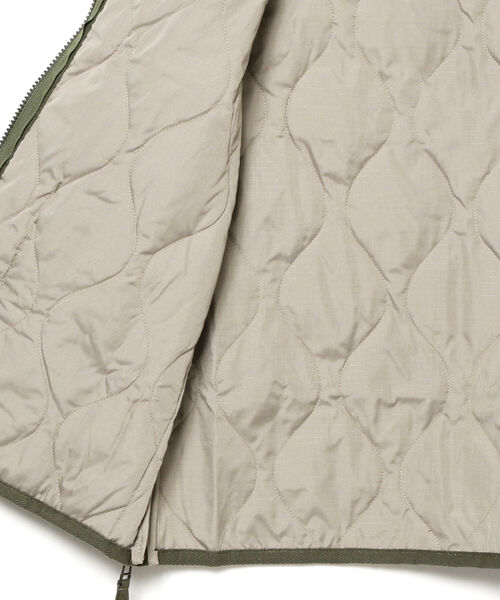 BEAMS LIGHTS(ビームスライツ)の「TAION / ミリタリー Vネック ダウンベスト(ベスト・メンズ・ブラック/オリーブ/ネイビー/グレー/グリーン系その他5・MEDIUM/LARGE)」の6枚目の写真