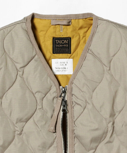 BEAMS LIGHTS(ビームスライツ)の「TAION / ミリタリー Vネック ダウンベスト(ベスト・メンズ・ブラック/オリーブ/ネイビー/グレー/グリーン系その他5・MEDIUM/LARGE)」の16枚目の写真
