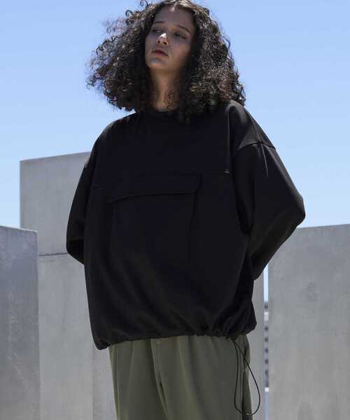 Uiscel(ユイセル)の「Uiscel アノラックボリュームプルオーバー(スウェット・メンズ・ブラック/カーキ・ONE)」の2枚目の写真