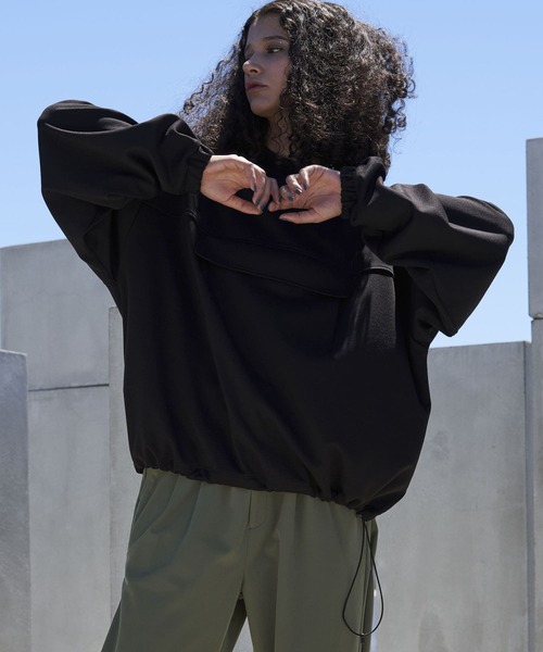 Uiscel(ユイセル)の「Uiscel アノラックボリュームプルオーバー(スウェット・メンズ・ブラック/カーキ・ONE)」の4枚目の写真
