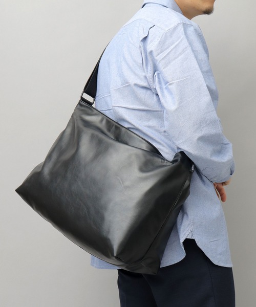シンプルデザイン ビッグショルダーバッグ （撥水ポリエステル・レザー