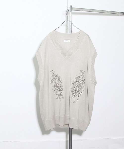 NILWAY(ニルウェイ)の「ペイズリー刺繍 Vネックニットベスト(ベスト・メンズ・ブラック/グレー/グリーン・MEDIUM/LARGE)」の2枚目の写真