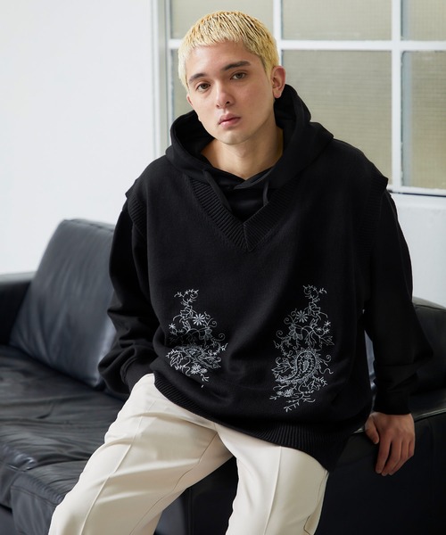 NILWAY(ニルウェイ)の「ペイズリー刺繍 Vネックニットベスト(ベスト・メンズ・ブラック/グレー/グリーン・MEDIUM/LARGE)」の1枚目の写真