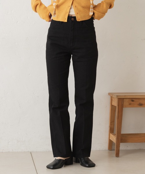 Wrangler(ラングラー)の「【Wrangler】別注FLAREPANTS(デニムパンツ・レディース・ブラック/グレー/アイボリー・S/XS/M)」の2枚目の写真