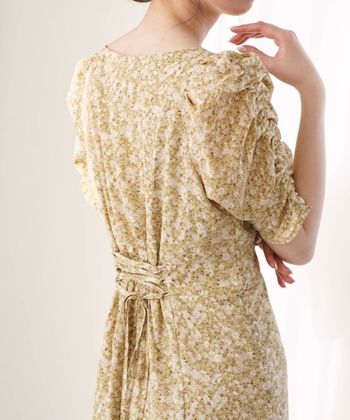 archives(アルシーヴ)の「ギャザースリーブバックレースアップ花柄ワンピース(ワンピース・レディース・イエロー/アイボリー/ブラック・MEDIUM)」の3枚目の写真