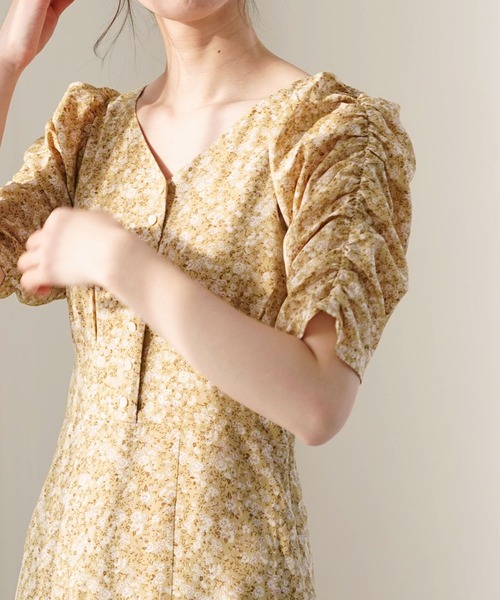 archives(アルシーヴ)の「ギャザースリーブバックレースアップ花柄ワンピース(ワンピース・レディース・イエロー/アイボリー/ブラック・MEDIUM)」の12枚目の写真