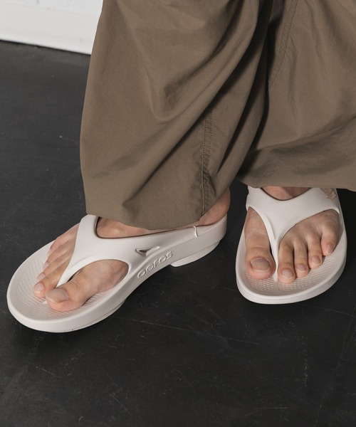 OOFOS（ウーフォス）の「OOFOS / OOriginal（サンダル・メンズ・ブラック/ブラウン/グレー/オフホワイト/グリーン・8/9/7）」の2枚目の写真