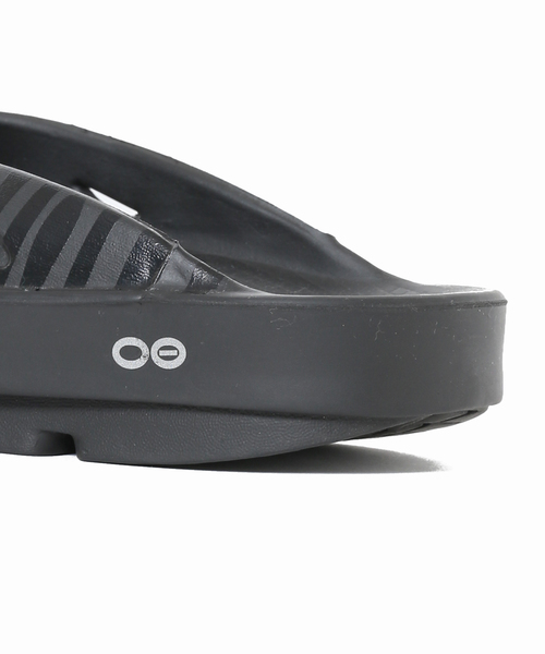 OOFOS(ウーフォス)の「別注【OOFOS/ウーフォス】Ooriginal SMU:サンダル(サンダル・レディース・ホワイト/ブラック・23cm/24cm/25cm/22cm)」の12枚目の写真