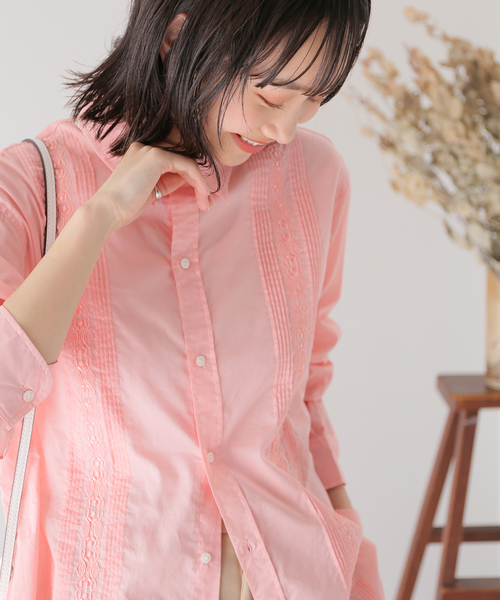 B.C STOCK(ベーセーストック)の「ピンタック シシュウシャツ(シャツ/ブラウス・レディース・ホワイト/ブラック/ピンク/イエロー・FREE)」の4枚目の写真