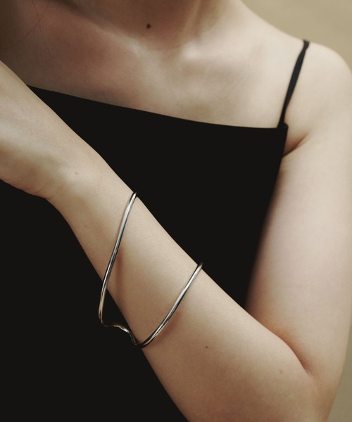 A part by（アパートバイ）の「【2WAYで使える】リボンバングル　163436（バングル/リストバンド・レディース・シルバー/ゴールド・FREE）」の4枚目の写真