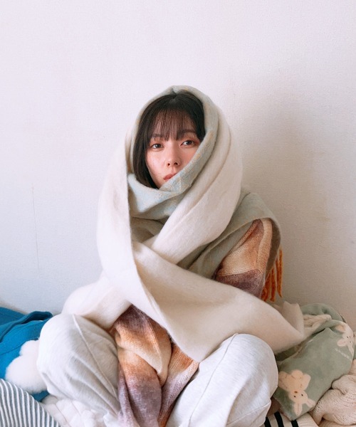 AS KNOW AS plus（アズノゥアズプラス）の「♪ボリュっとふわマフラー（マフラー・レディース・ブラック/ブルー/アイボリー/ミント/モカ/グレー系その他/パープル系その他/イエロー系その他/ライトベージュ/オレンジ系/ブルー系その他2/グレー系その他2/ブルー系/ライトグリーン系/イエロー系その他2/パープル系/パープル系その他2/ピンク系その他/レッド系・FREE）」の20枚目の写真